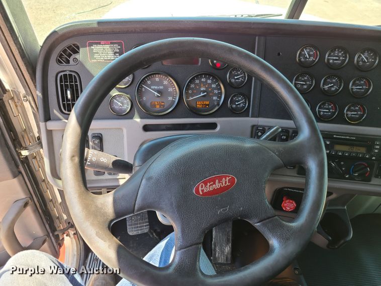 image for item EL9832 2013 Peterbilt 386  semi truck