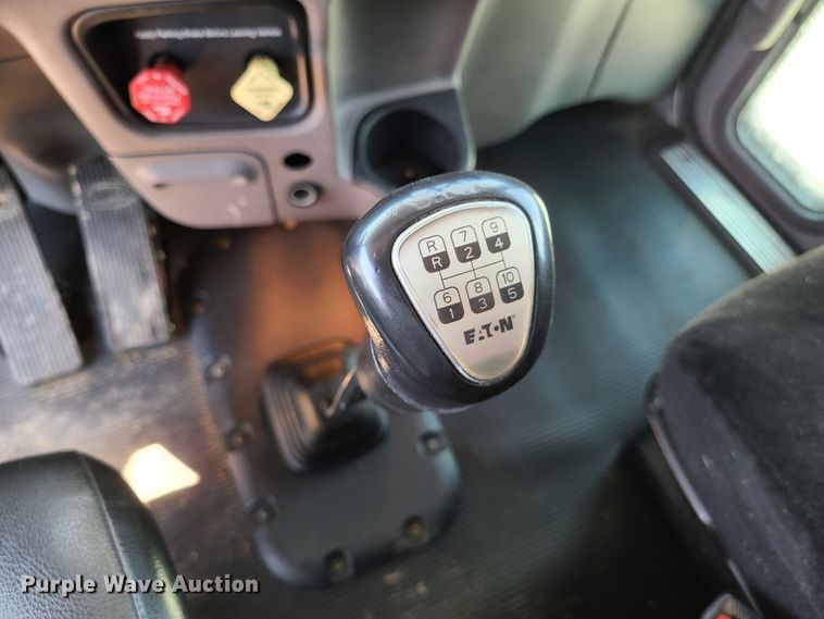 image for item EL9832 2013 Peterbilt 386  semi truck