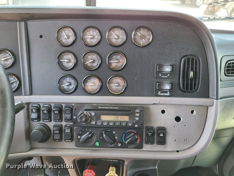 image for item EL9832 2013 Peterbilt 386  semi truck