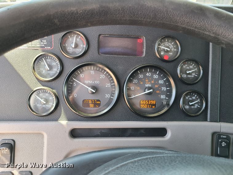 image for item EL9832 2013 Peterbilt 386  semi truck