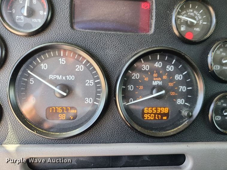 image for item EL9832 2013 Peterbilt 386  semi truck