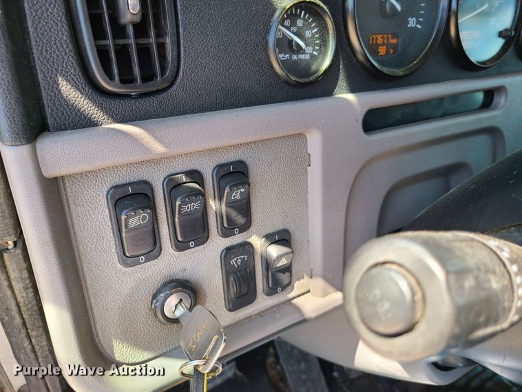 image for item EL9832 2013 Peterbilt 386  semi truck