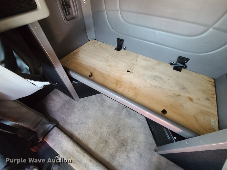 image for item EL9832 2013 Peterbilt 386  semi truck