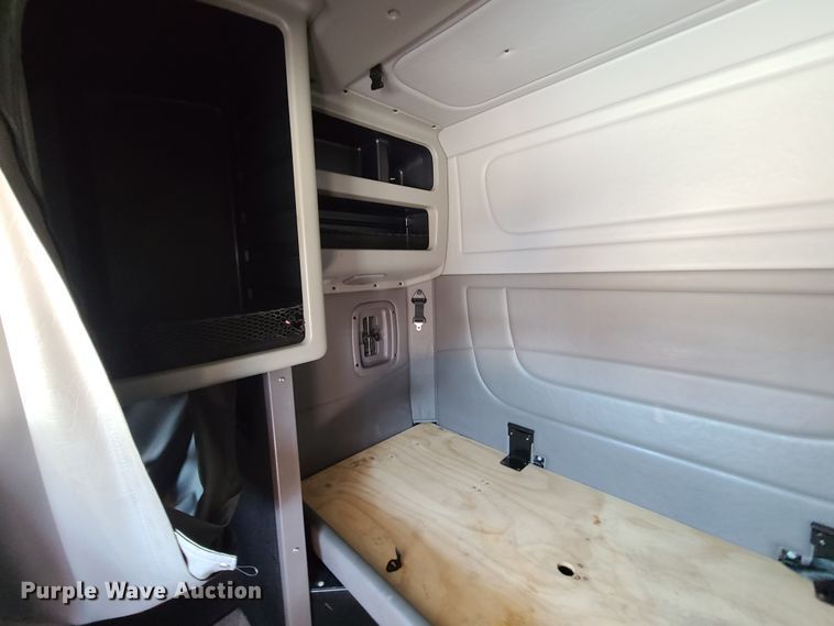 image for item EL9832 2013 Peterbilt 386  semi truck