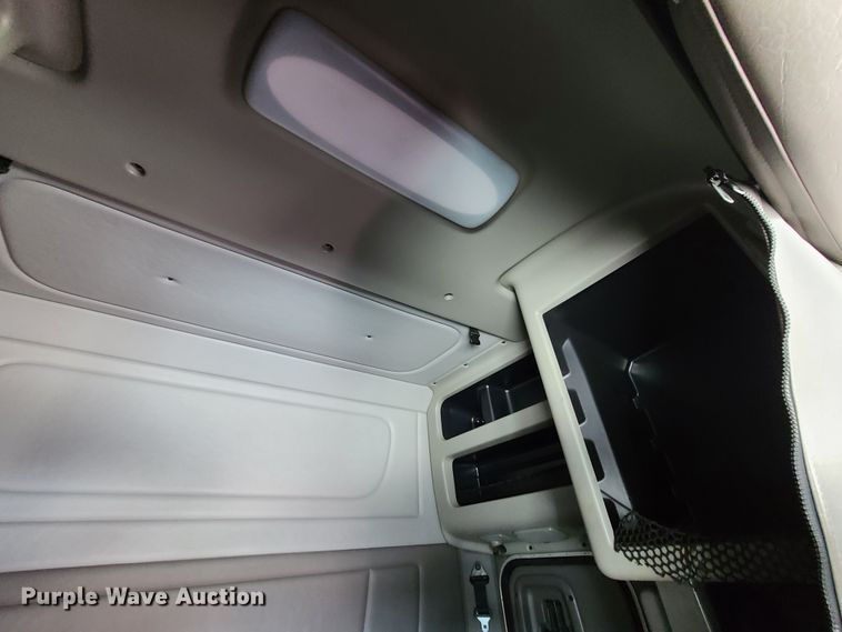 image for item EL9832 2013 Peterbilt 386  semi truck