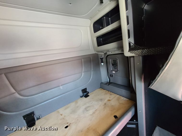 image for item EL9832 2013 Peterbilt 386  semi truck