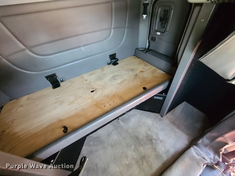 image for item EL9832 2013 Peterbilt 386  semi truck