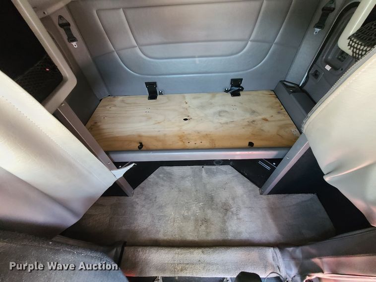 image for item EL9832 2013 Peterbilt 386  semi truck