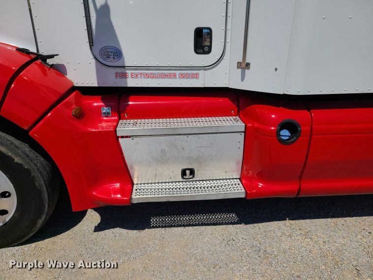 image for item EL9832 2013 Peterbilt 386  semi truck