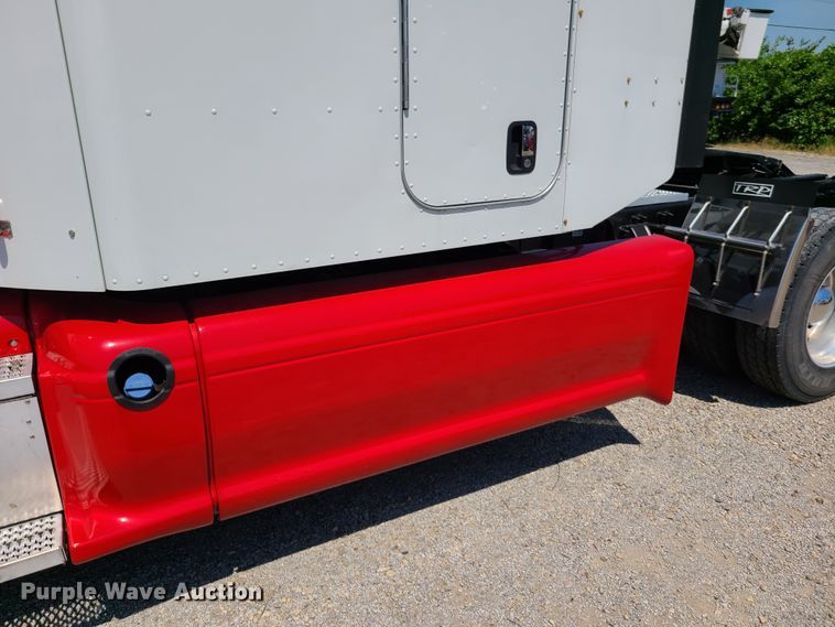 image for item EL9832 2013 Peterbilt 386  semi truck