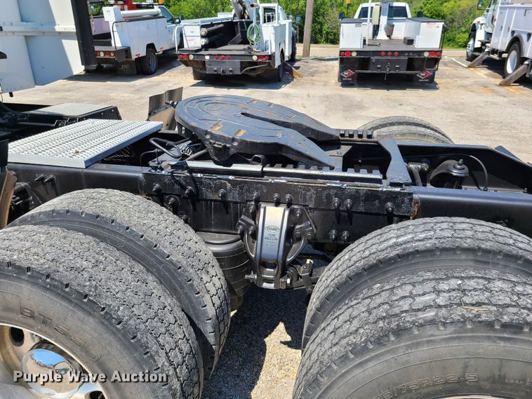 image for item EL9832 2013 Peterbilt 386  semi truck