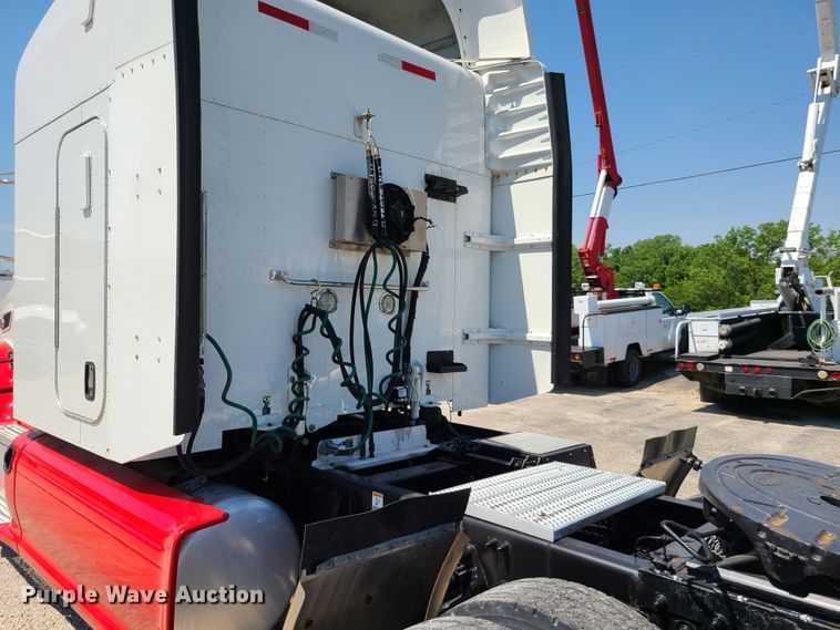 image for item EL9832 2013 Peterbilt 386  semi truck