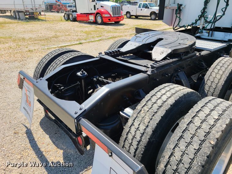 image for item EL9832 2013 Peterbilt 386  semi truck