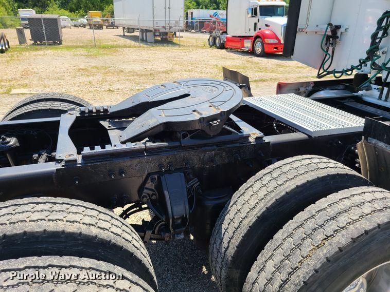 image for item EL9832 2013 Peterbilt 386  semi truck