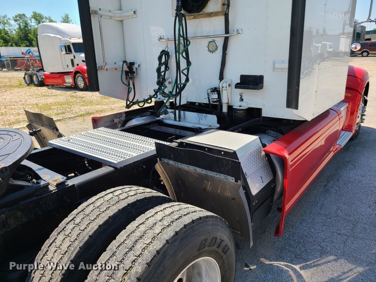 image for item EL9832 2013 Peterbilt 386  semi truck