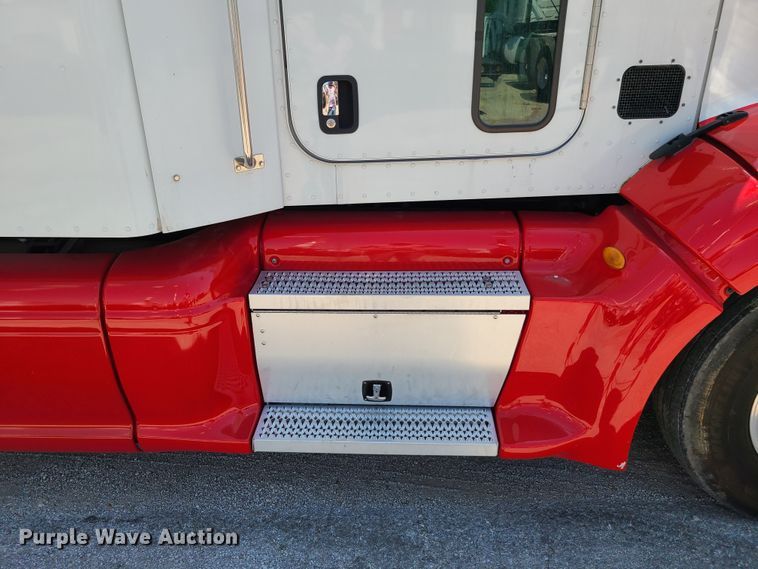 image for item EL9832 2013 Peterbilt 386  semi truck