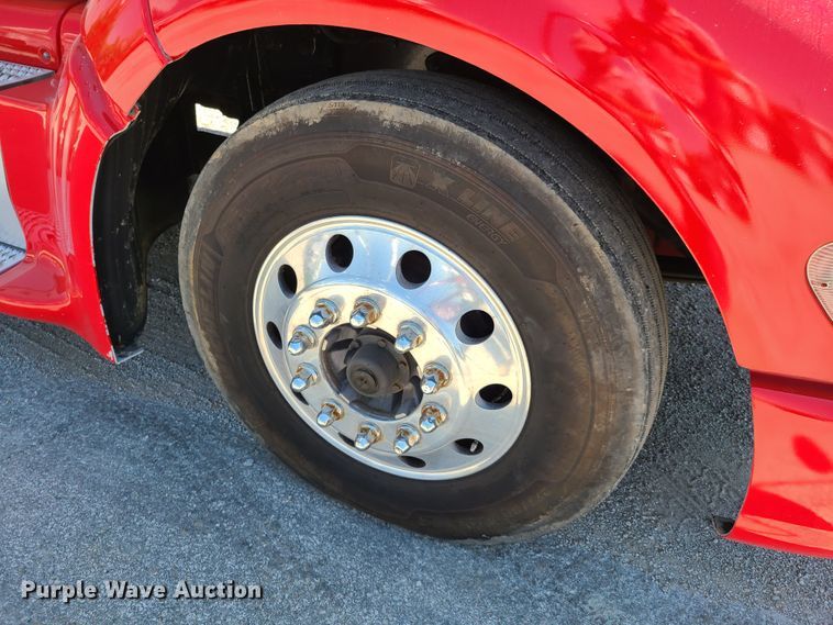 image for item EL9832 2013 Peterbilt 386  semi truck