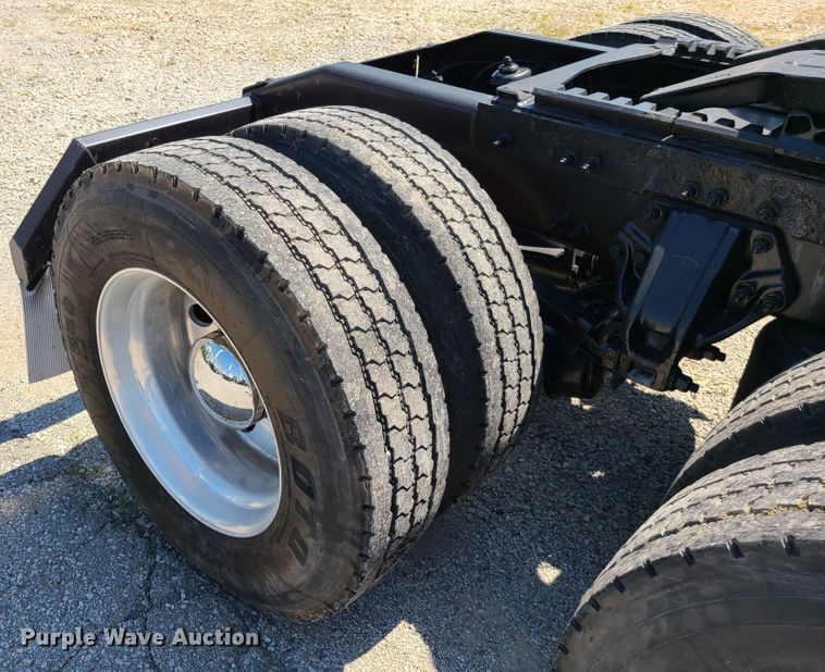 image for item EL9832 2013 Peterbilt 386  semi truck