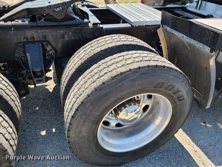 image for item EL9832 2013 Peterbilt 386  semi truck