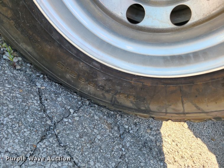 image for item EL9832 2013 Peterbilt 386  semi truck