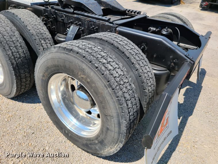 image for item EL9832 2013 Peterbilt 386  semi truck