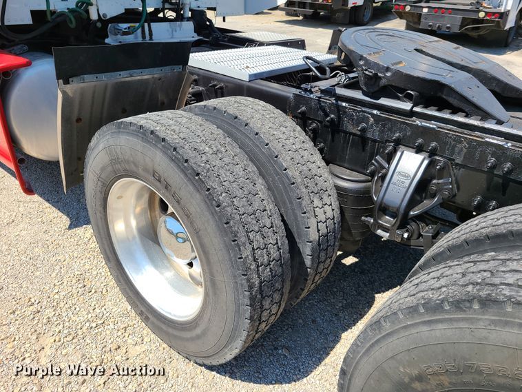 image for item EL9832 2013 Peterbilt 386  semi truck