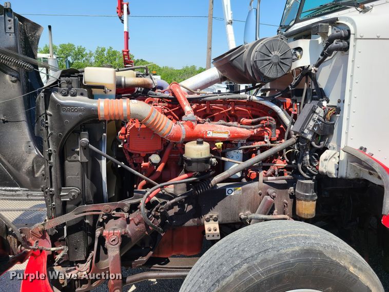 image for item EL9832 2013 Peterbilt 386  semi truck