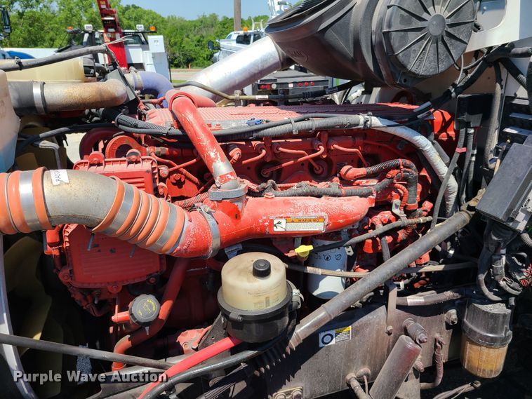 image for item EL9832 2013 Peterbilt 386  semi truck