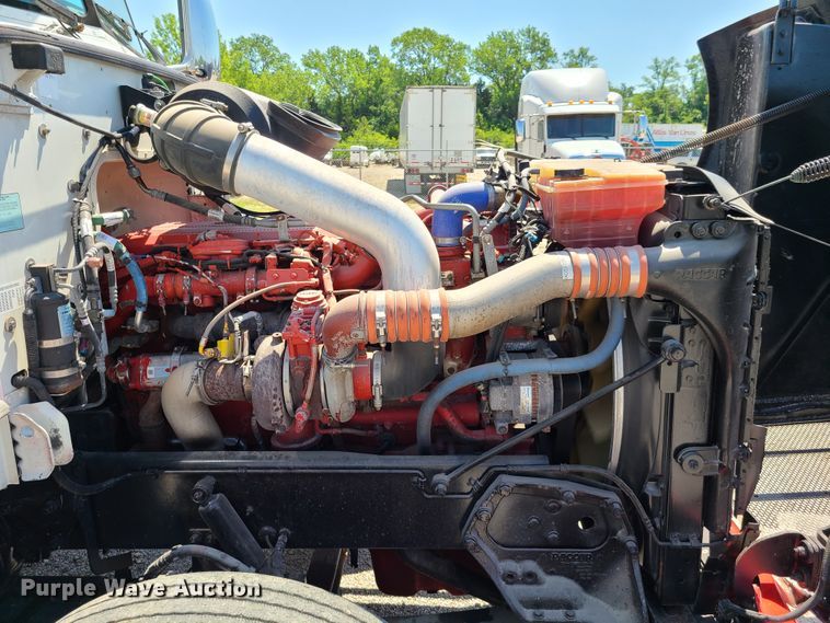 image for item EL9832 2013 Peterbilt 386  semi truck