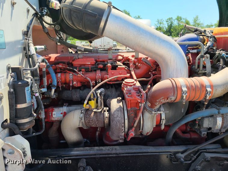 image for item EL9832 2013 Peterbilt 386  semi truck