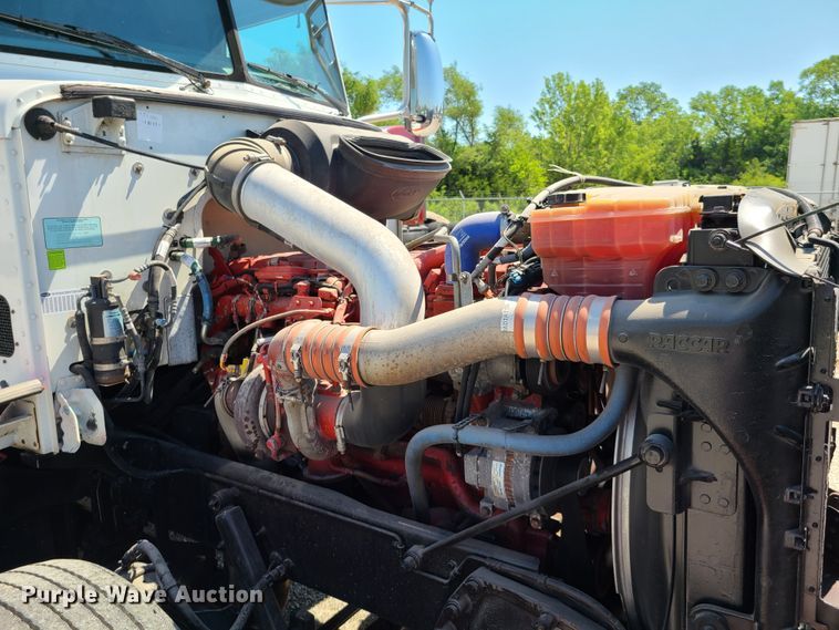 image for item EL9832 2013 Peterbilt 386  semi truck