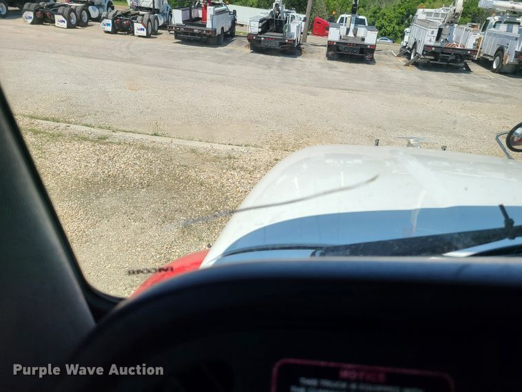 image for item EL9832 2013 Peterbilt 386  semi truck