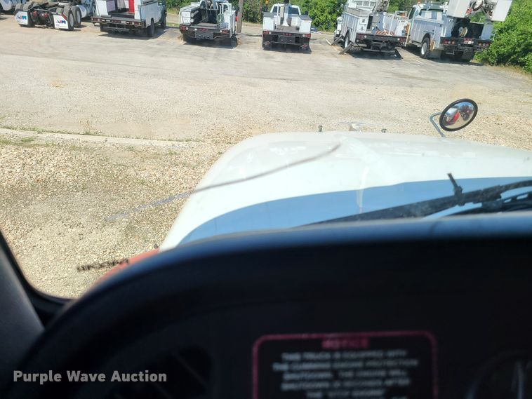 image for item EL9832 2013 Peterbilt 386  semi truck