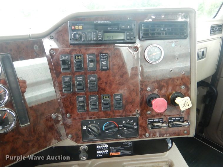 image for item GF9209 2007 International 9400i  semi truck