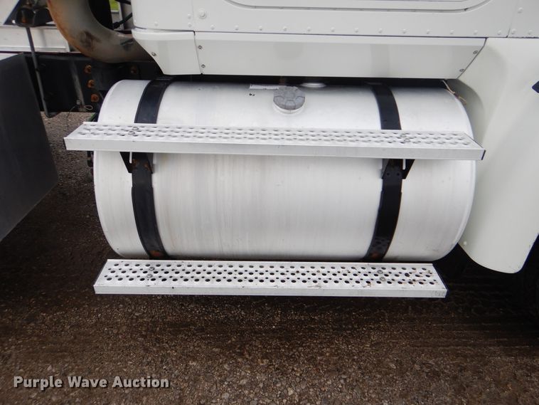 image for item GF9209 2007 International 9400i  semi truck