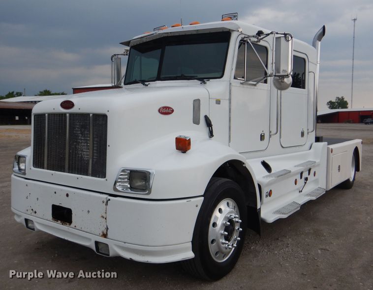 image for item GF9248 2003 Peterbilt 330  semi truck