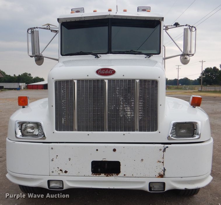 image for item GF9248 2003 Peterbilt 330  semi truck