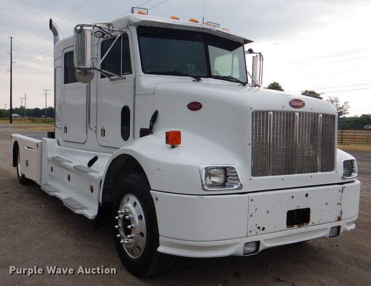 image for item GF9248 2003 Peterbilt 330  semi truck