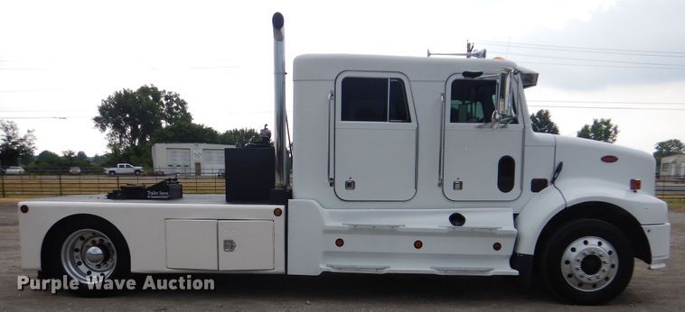 image for item GF9248 2003 Peterbilt 330  semi truck