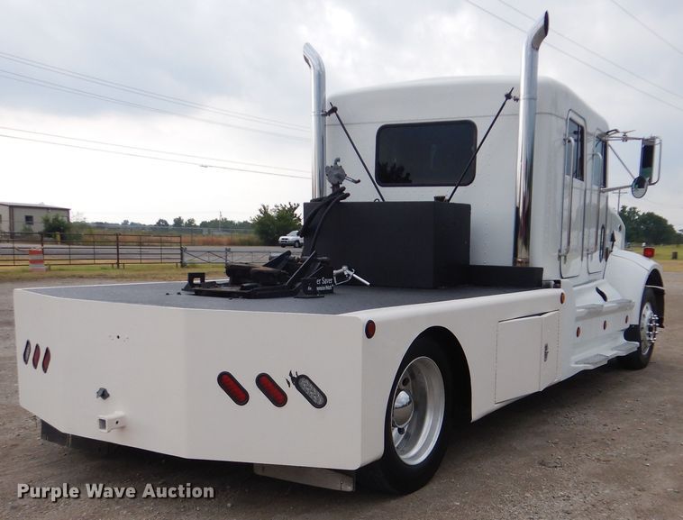 image for item GF9248 2003 Peterbilt 330  semi truck