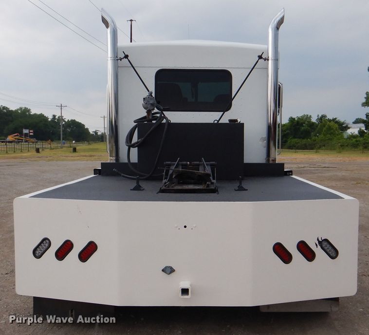 image for item GF9248 2003 Peterbilt 330  semi truck