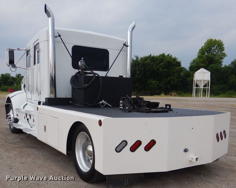 image for item GF9248 2003 Peterbilt 330  semi truck