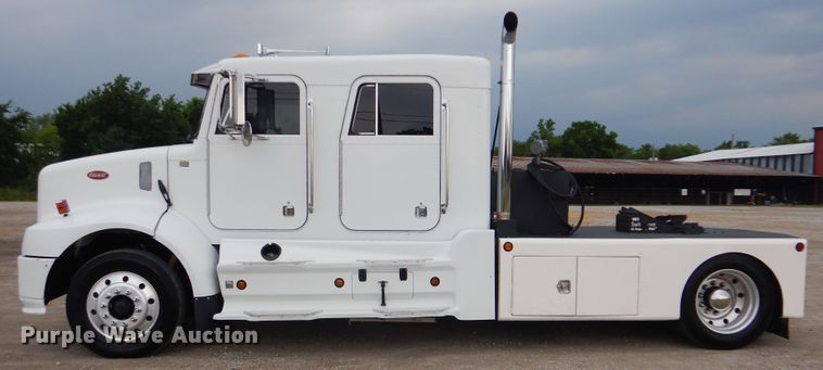 image for item GF9248 2003 Peterbilt 330  semi truck