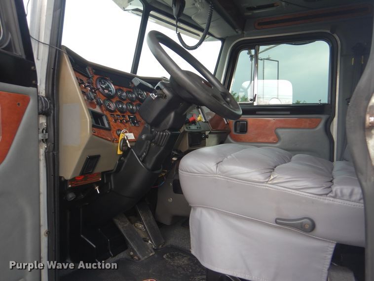 image for item GF9248 2003 Peterbilt 330  semi truck