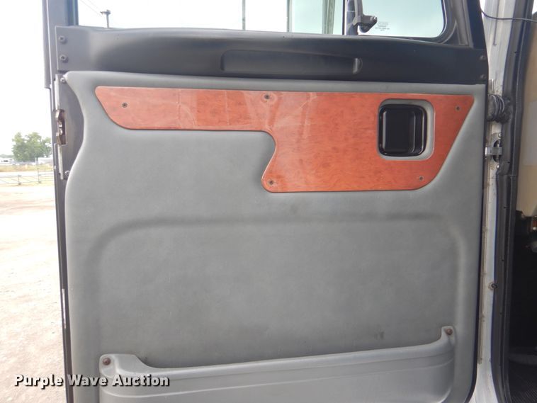 image for item GF9248 2003 Peterbilt 330  semi truck