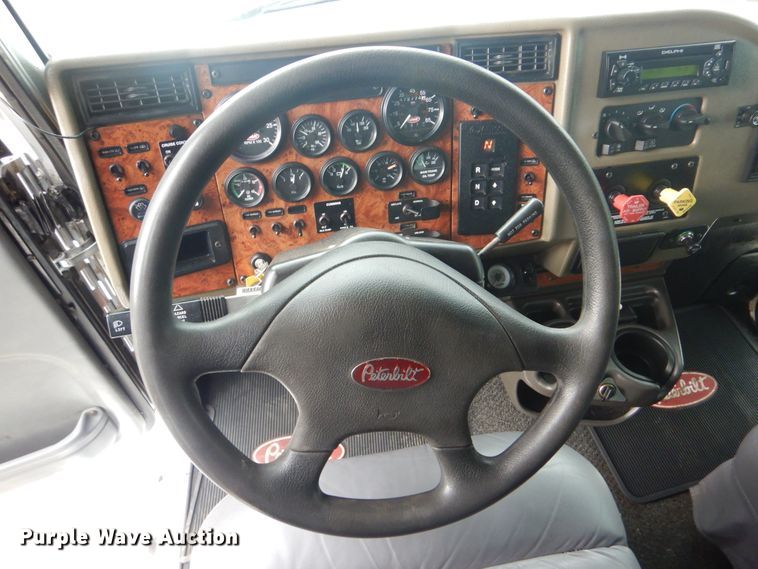 image for item GF9248 2003 Peterbilt 330  semi truck