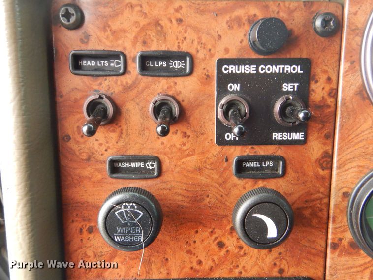 image for item GF9248 2003 Peterbilt 330  semi truck