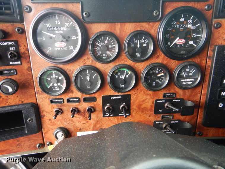 image for item GF9248 2003 Peterbilt 330  semi truck