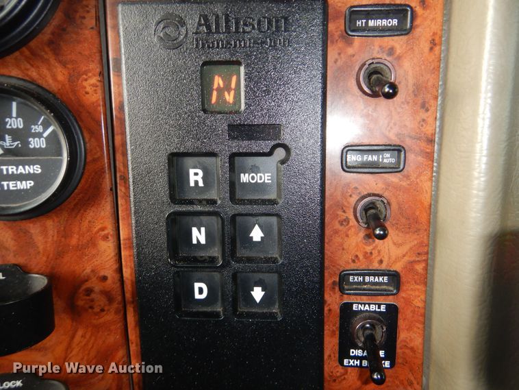 image for item GF9248 2003 Peterbilt 330  semi truck