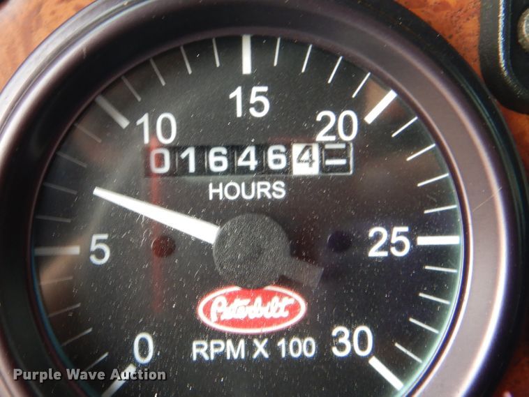 image for item GF9248 2003 Peterbilt 330  semi truck